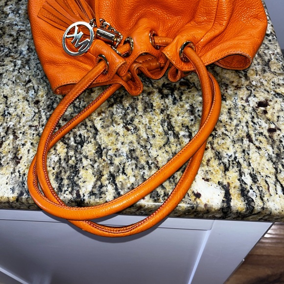 GUC Authentic Michael Kors pebbled leather bucket handbag withh wallet. 13X14 - Picture 3 of 9